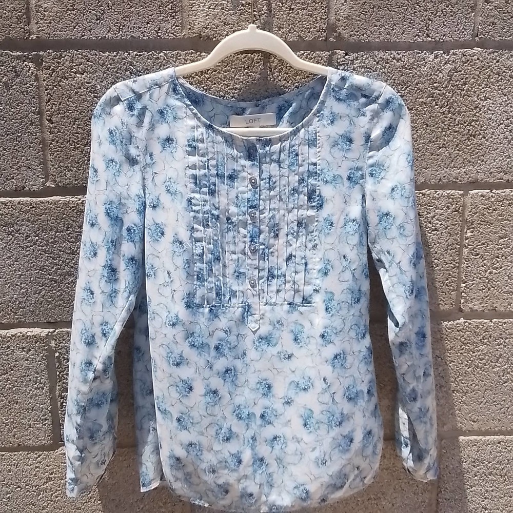 Loft Long Sleeve Blouse Size‎ XSmall in White and Blue w/ Floral Pattern